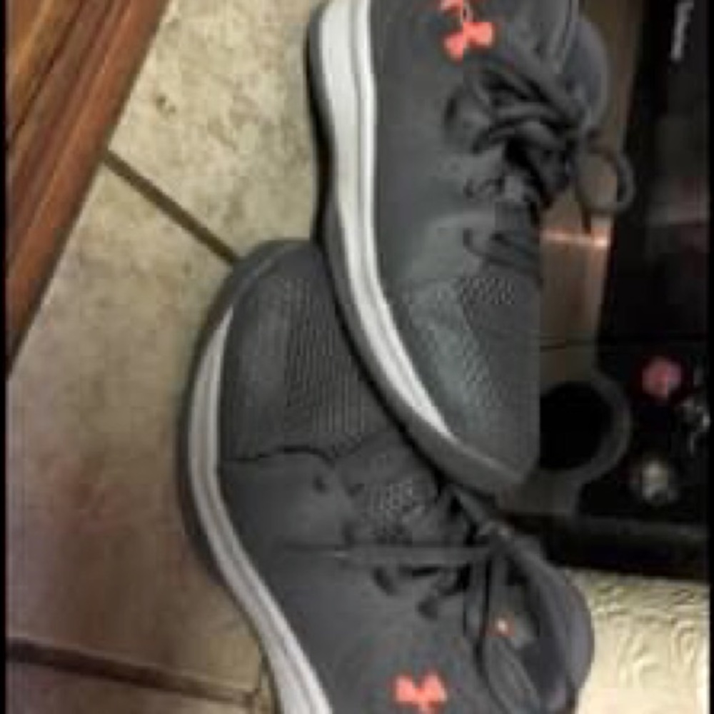 Boys Underarmour Tennis shoes